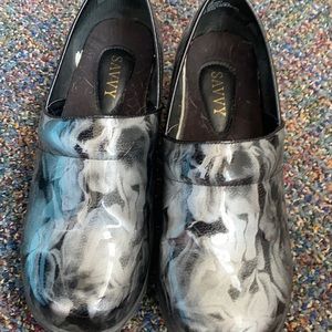 Women’s nursing shoes